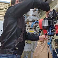 A bagging station equipped with a handling arm and an active dust collector.