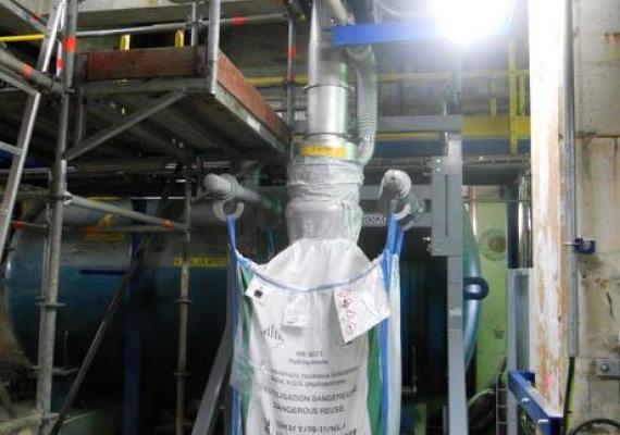 FlowMatic® 02 big bag filling system using a rotary valve for dosing.