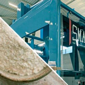 SmashR machine for decompacting big bags in the food industry. On the left, flour in a bowl; on the right, a view of the machine with the inscription 'SMASHR'.