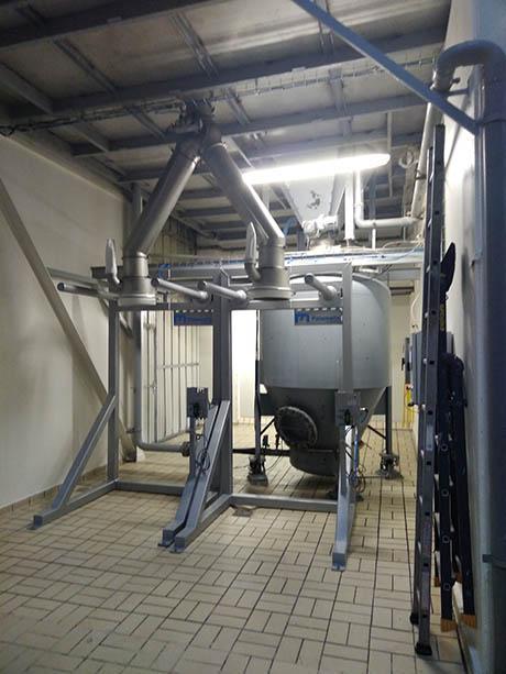 Two side-by-side big bag filling stations, using a FlowMatic® pneumatic conveying system.